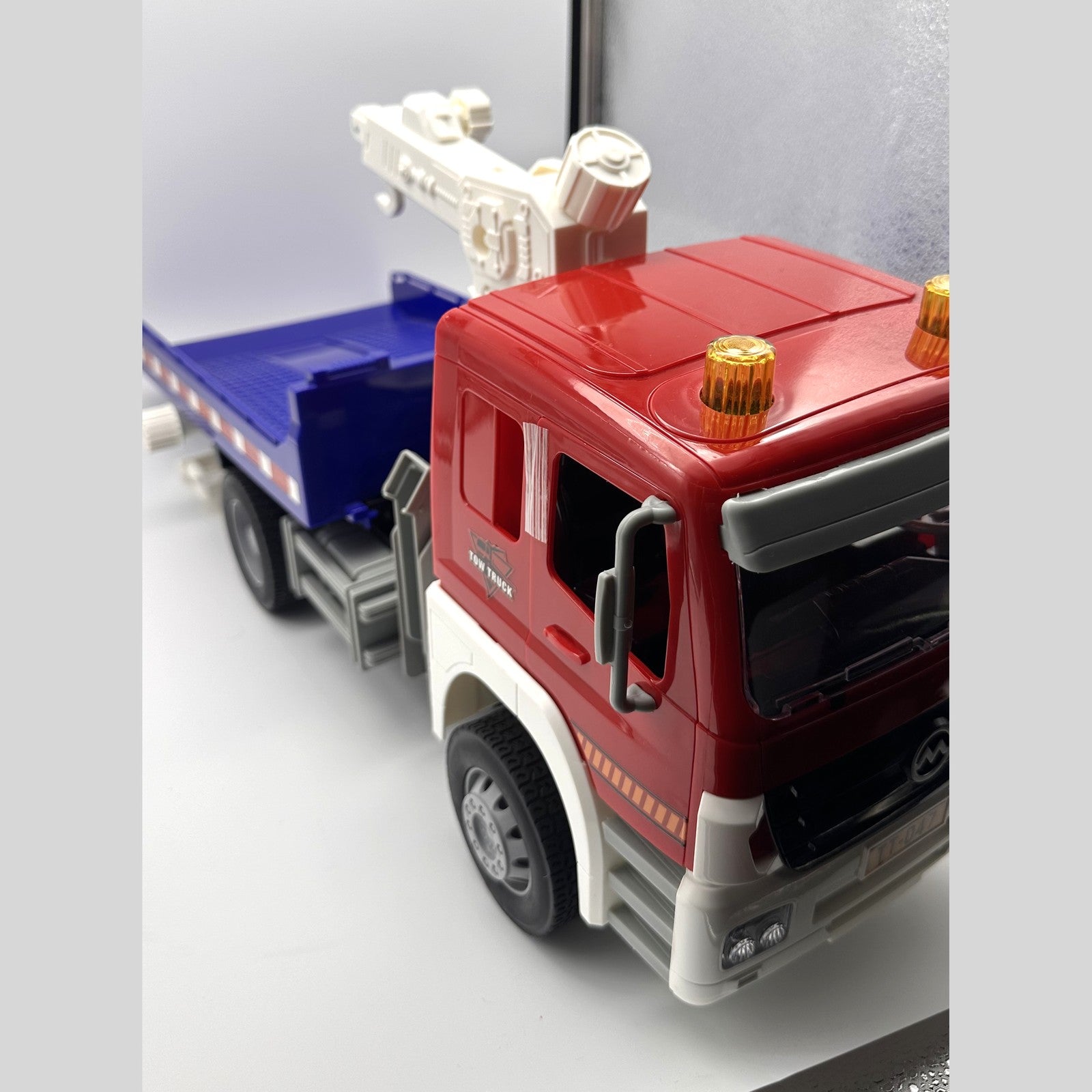 Tow Truck with Working Crane & Flatbed · 3+ yrs